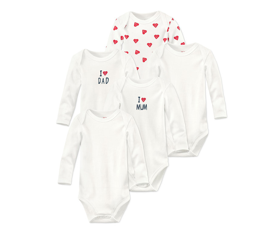 Fünf weiße Baby-Langarmbodys aus Bio-Baumwolle, eines mit roten Herzchen, eines mit 'I <3 DAD' und eines mit 'I <3 MUM'.