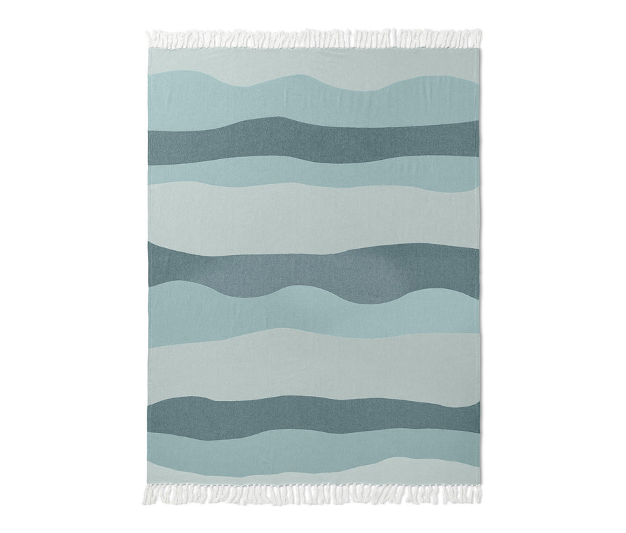 Eine blaue Wohndecke mit gewelltem Muster und Fransen.