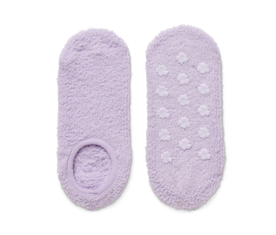 Zwei Paar fliederfarbene Hausschuhsocken.