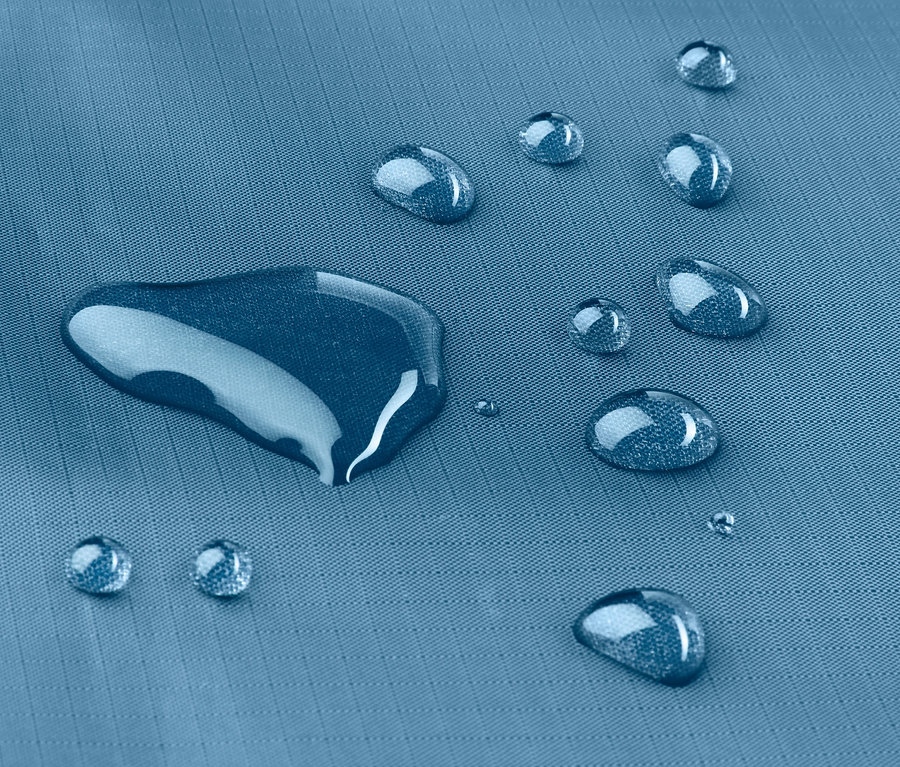 Wassertropfen liegen auf der blauen Mini-Picknickdecke.