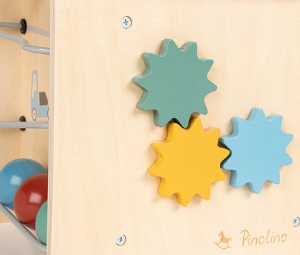 Detailansicht des Pinolino Motorikwürfels "Sanna" mit bunten Zahnrädern.