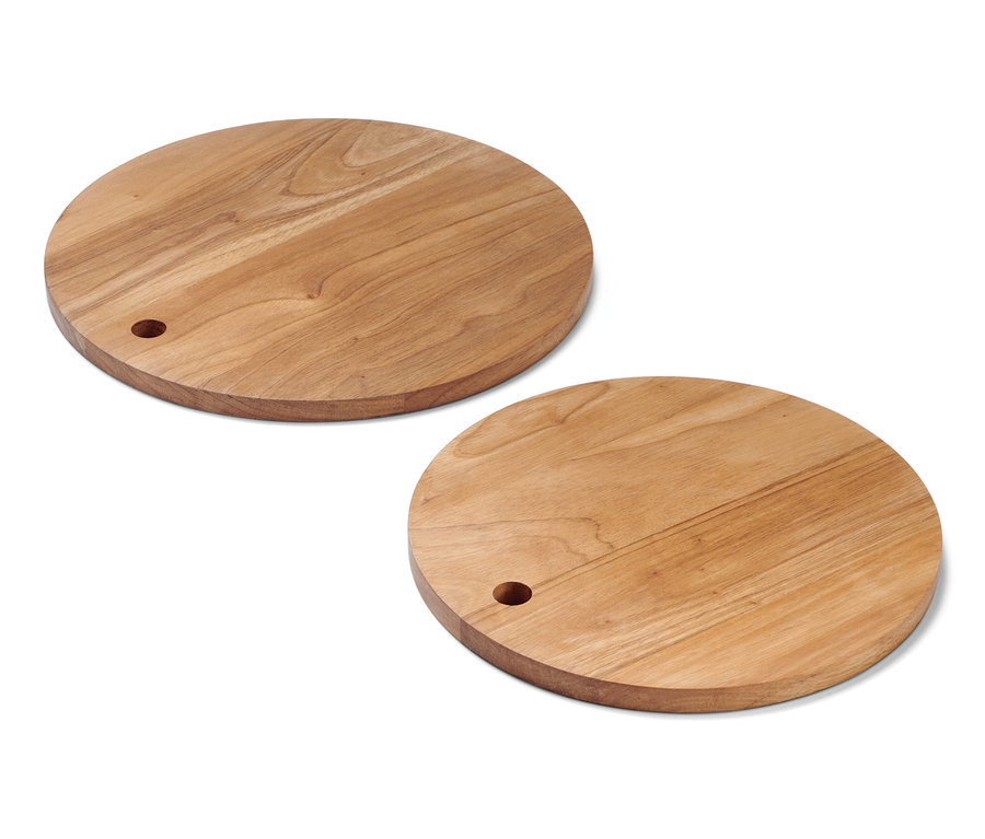 Zwei runde Schneidebretter aus Holz.