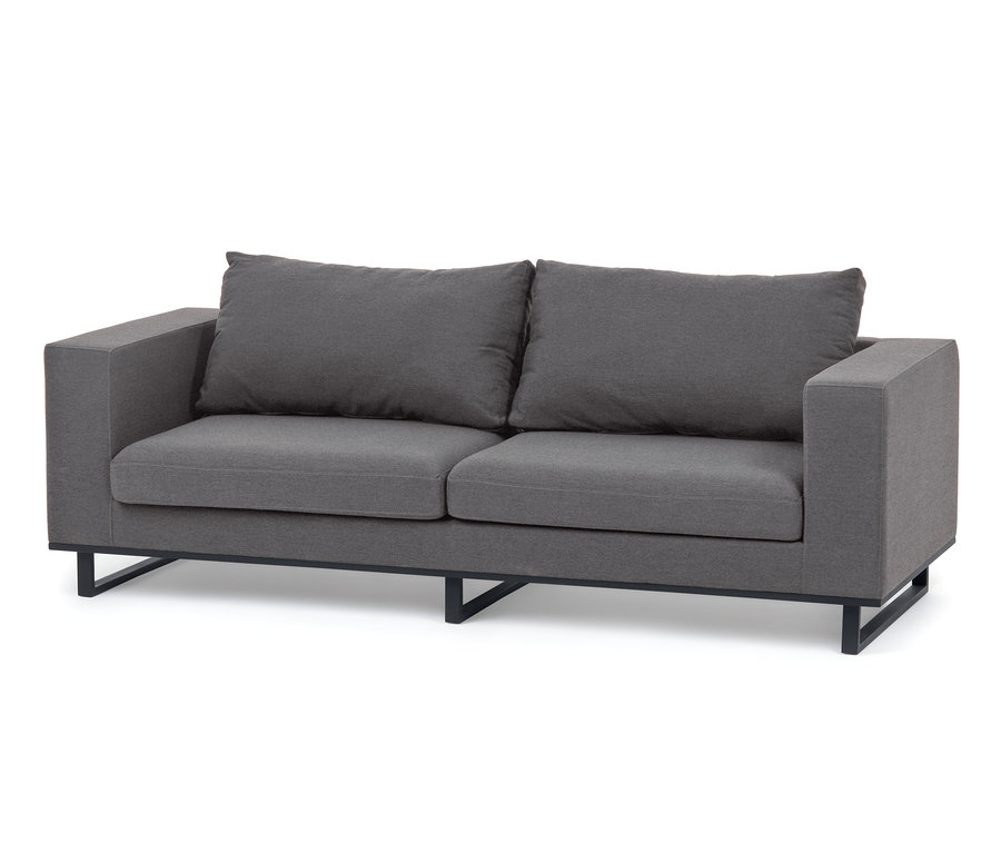Graues Sofa mit Kissen aus Sunbrella®-Stoff, Teil eines Premium-Lounge-Sets.