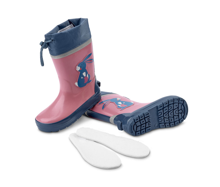 Zwei rosa Gummistiefel mit Hasen-Print und zwei weiße Einlegesohlen.