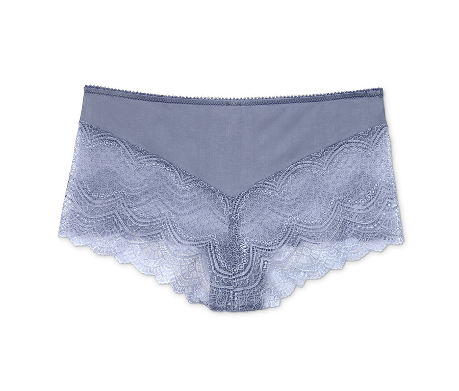 Eine fliederblaue Spitzen-Panty liegt auf einem weißen Hintergrund.
