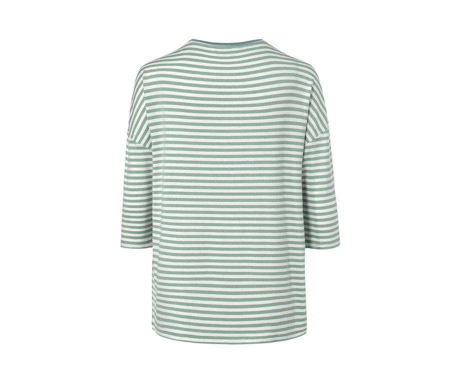 Rückansicht eines Shirts mit Fledermausärmeln mit horizontalen grünen und weißen Streifen.