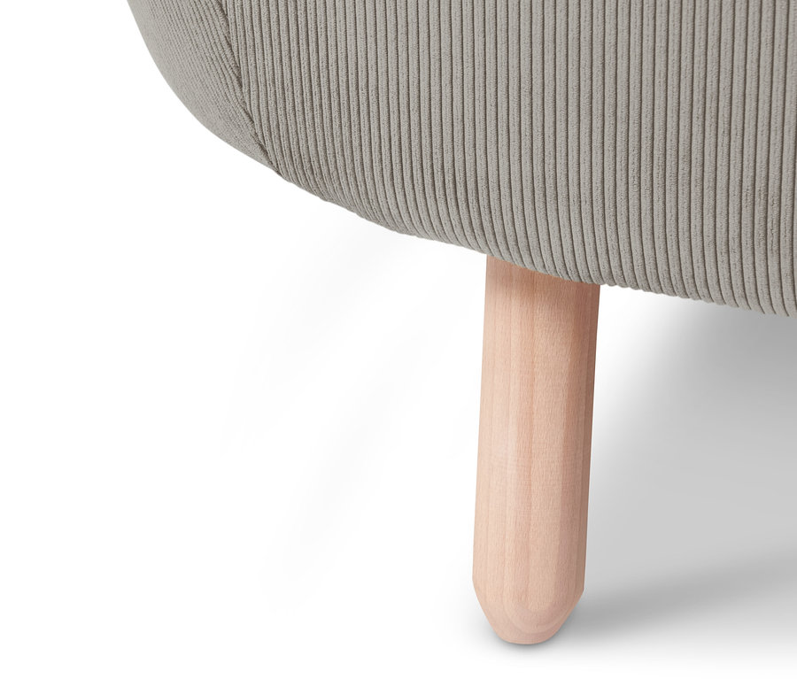 Detailansicht eines beigen SCAPA 2,5-Sitzer-Cordsofas mit Holzbein.