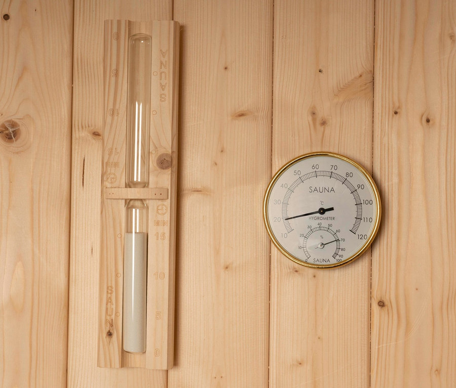Innenansicht der Home-Deluxe-Outdoor-Fasssauna »LAHTI L« mit Thermometer und Hygrometer.