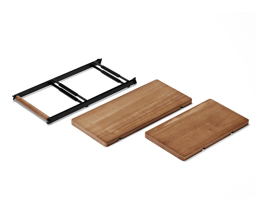 Eine zerlegte Etagere mit zwei Holzplatten und einem schwarzen Metallrahmen.