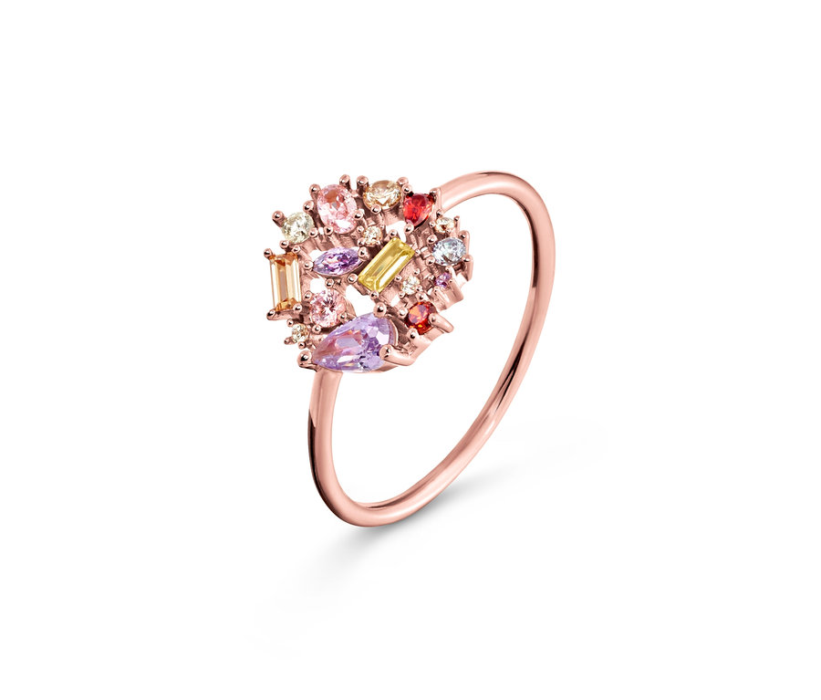 Nahaufnahme eines Rings aus rosévergoldetem 925er Silber mit bunten Zirkonia.