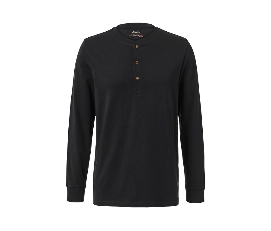 Ein schwarzes Langarm-Henley.