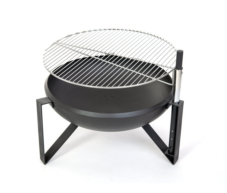 Eine 70 cm Feuerschale mit einem Metallgrillaufsatz vor einem weißen Hintergrund.