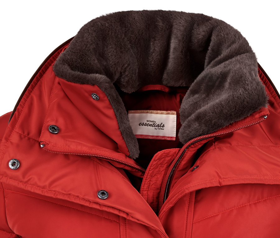 Detailansicht einer roten Steppjacke.