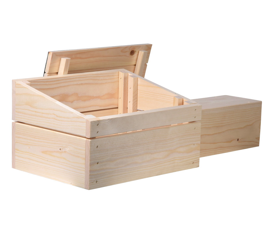 Ein unfertiges Igelhaus-Bausatz aus Holz mit offenem Dach und einer danebenstehenden Kiste.