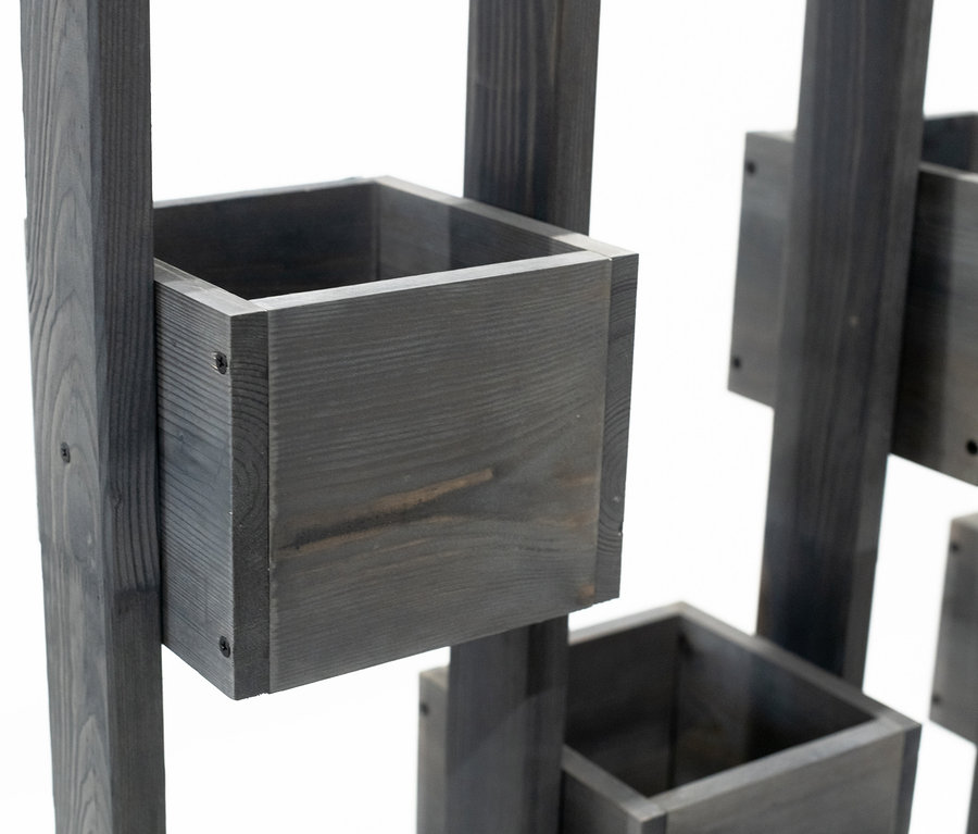 Detailansicht eines hölzernen Hochbeets mit Pergola.
