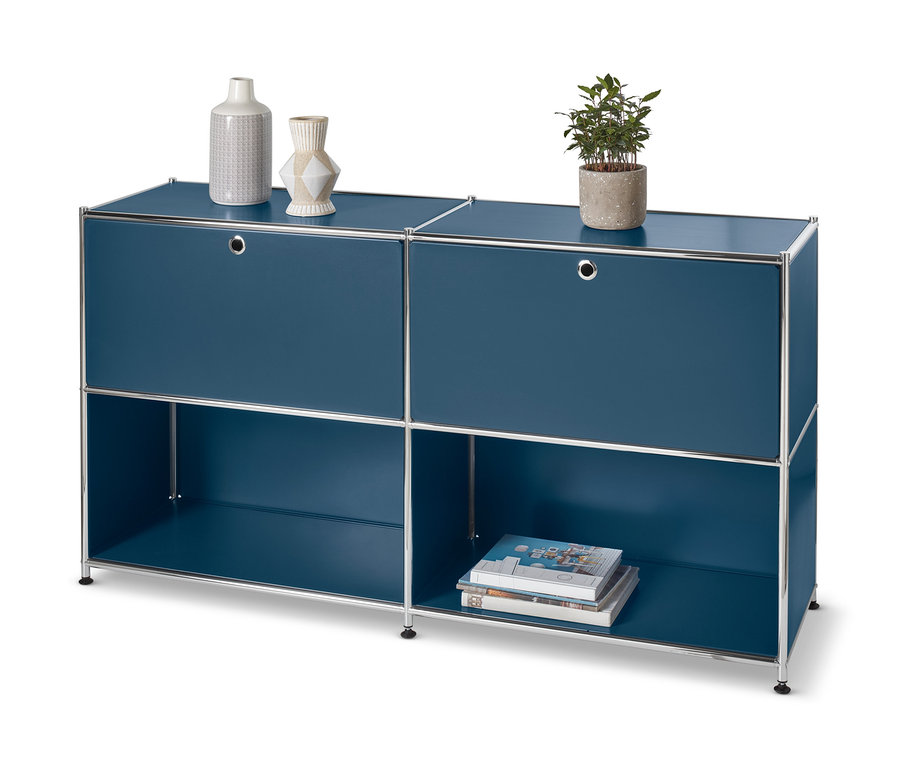 Blaues Sideboard Metall »CN3« mit versetzbaren Klappenfächern. Oben Vasen und eine Pflanze.