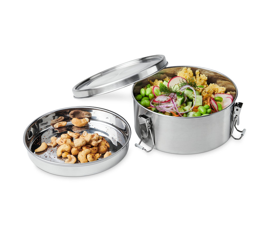 Geöffnete To-go-Lunchbox mit Cashewnüssen und Salat.