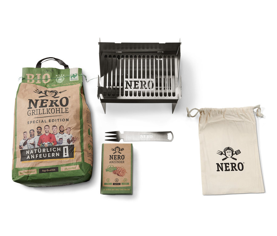 Nero Green BBQ-Box, Grillkohle, Anzünder, Gabel und Tasche auf weissem Hintergrund.