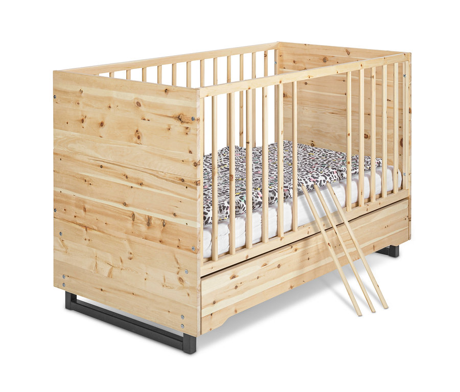 Schardt Kombi-Babybett »Zirbenholz« mit Tiermuster auf der Matratze.