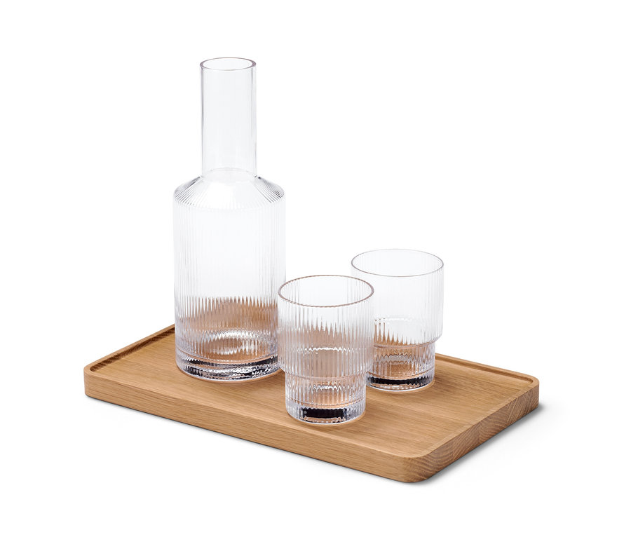 Auf einem Tablett stehen eine Karaffe und zwei Gläser.