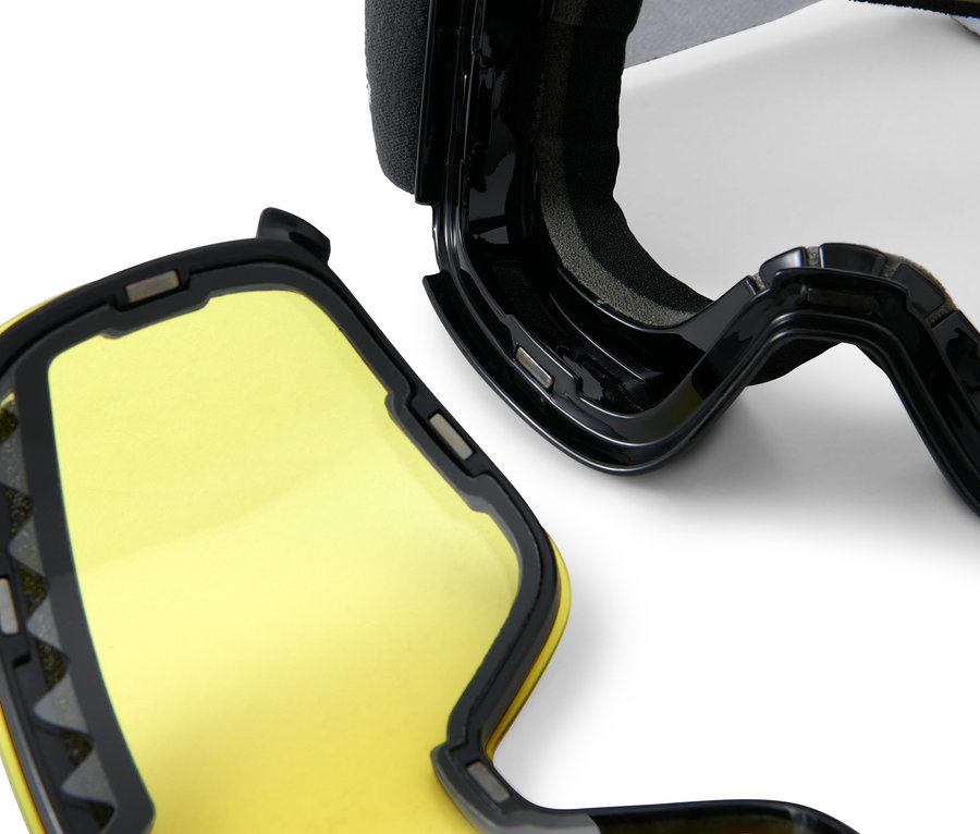 Detailaufnahme einer Schneebrille mit magnetischen Wechselscheiben und gelbem Glas.
