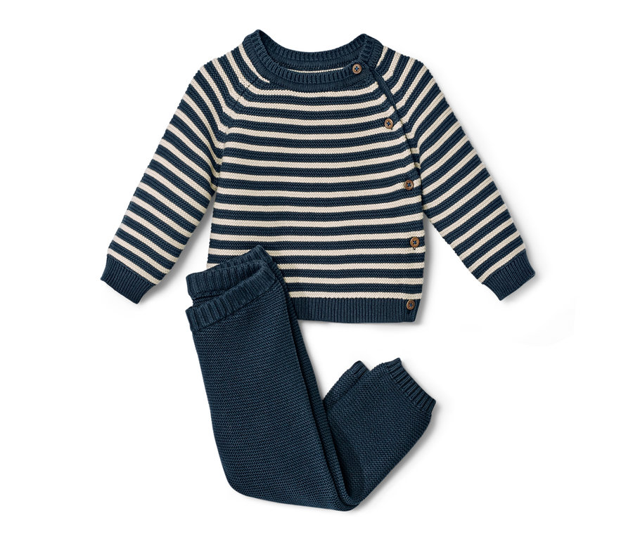 Baby-Strickkombi mit blau-weiß gestreiftem Pullover und blauen Hosen.