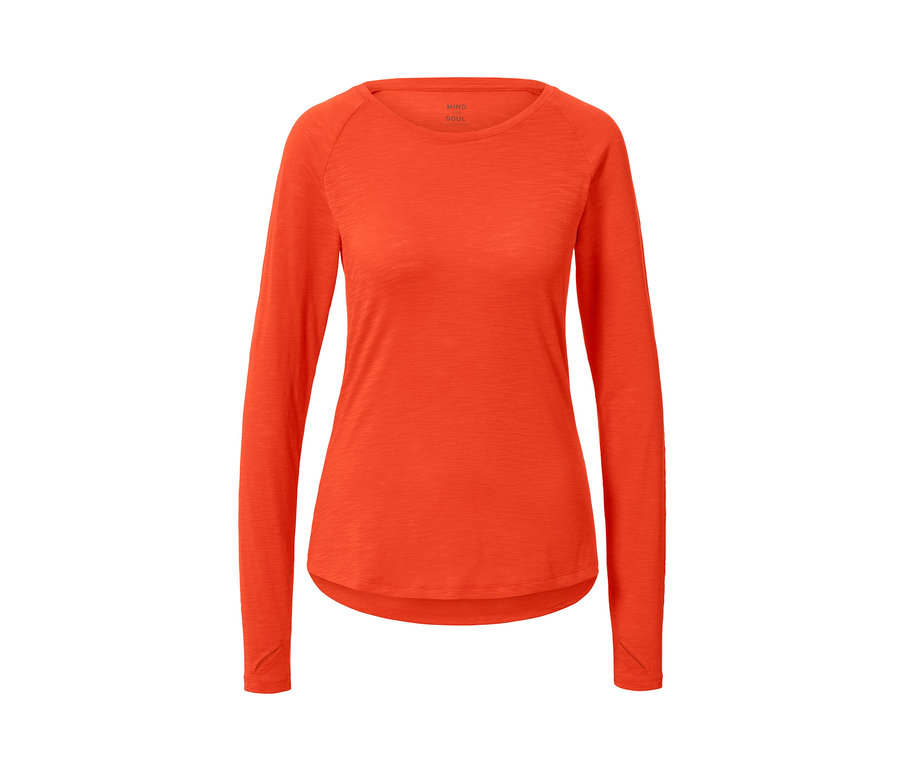 Orangefarbenes Langarm-Sportshirt.