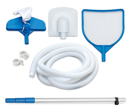 Summer-Waves-Reinigungs-Set »Deluxe« bestehend aus Kescher, Bürste, Schlauch und Stange auf weißem Grund.