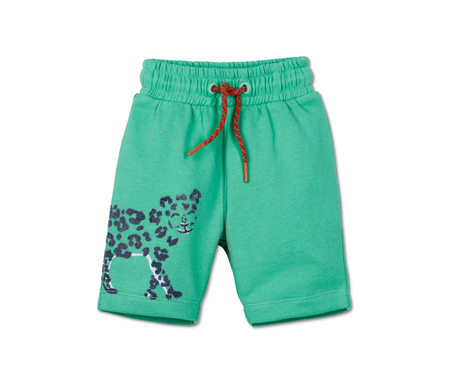 Grüne Sweatshorts mit Leopardenmuster.