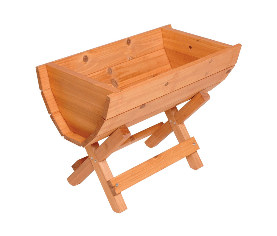 Ein Blumenfass aus Holz steht auf einem Holzgestell.