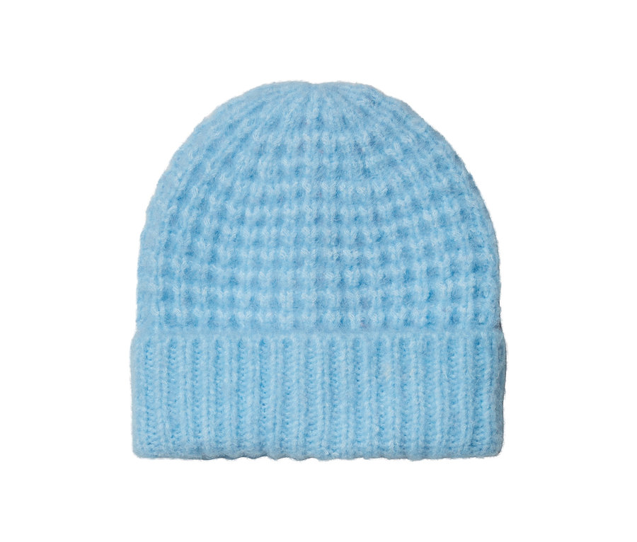 Hellblaue Strickmütze.