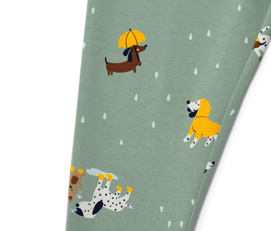 Detailansicht von 2 Kinder-Leggings mit einem Muster von Hunden im Regen.