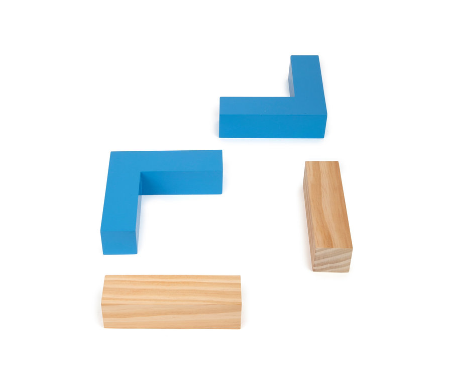 Zwei blaue und zwei Holzblöcke auf einem weißen Hintergrund, davon ein small foot Minigolf-Set »Active«.