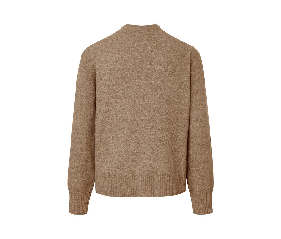 Detailansicht der Rückseite einer Strickjacke mit Wolle.