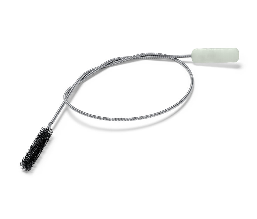 Eine flexible Abflussbürste auf weißem Hintergrund.