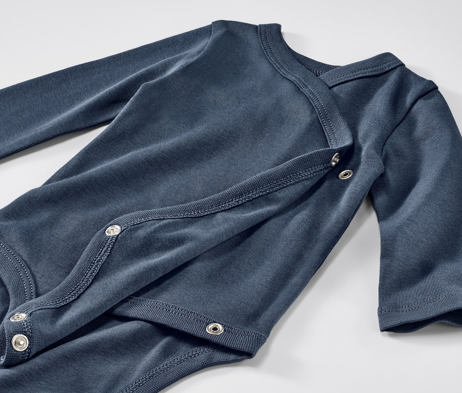 Detailansicht eines blauen 5er-Packs Baby-Bodys mit Mitwachsfunktion und langen Ärmeln.