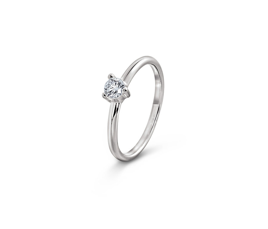Nahaufnahme eines 925er Silber Rings Solitär.