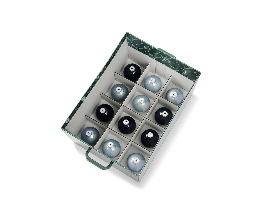 Zwölf blaue und graue Weihnachtskugeln in einer Weihnachtsordnungsbox.