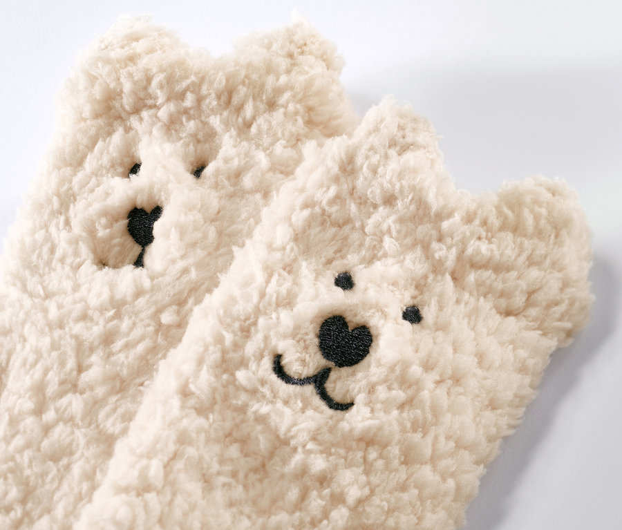 Detailansicht von zwei Paar Teddy-Kuschelsocken mit Teddy-Design.