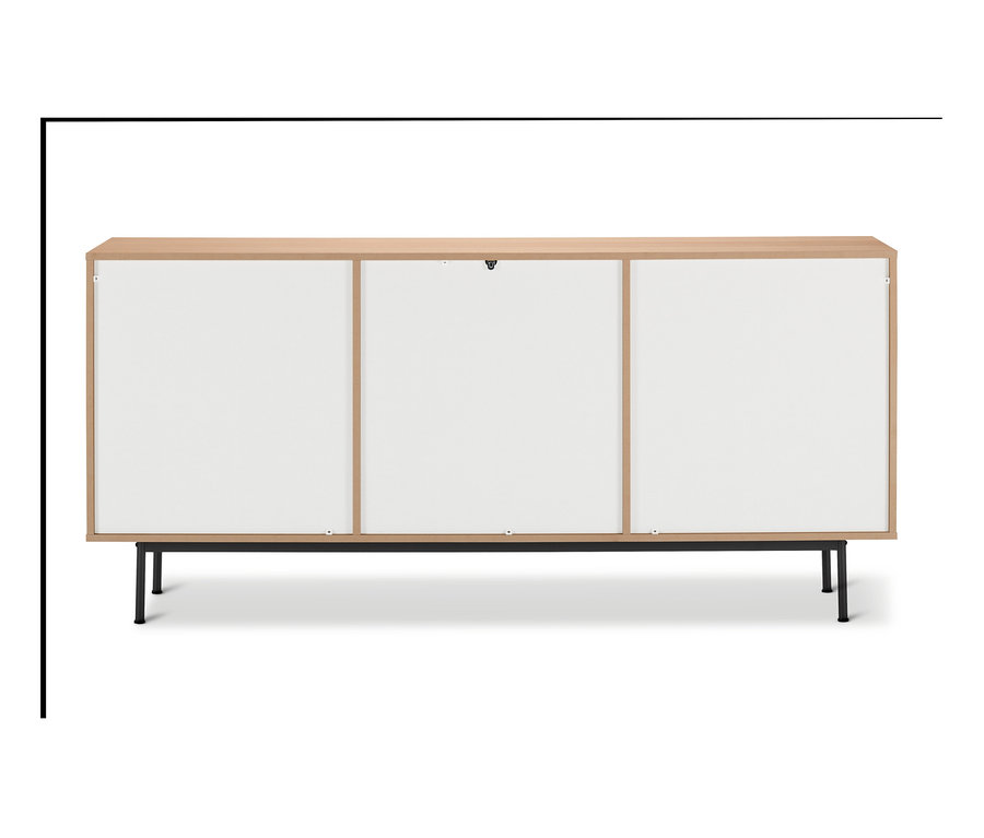 Das Sideboard »Finnsbo« mit drei weißen Türen und hellem Holzrahmen steht auf schwarzen Metallfüßen.