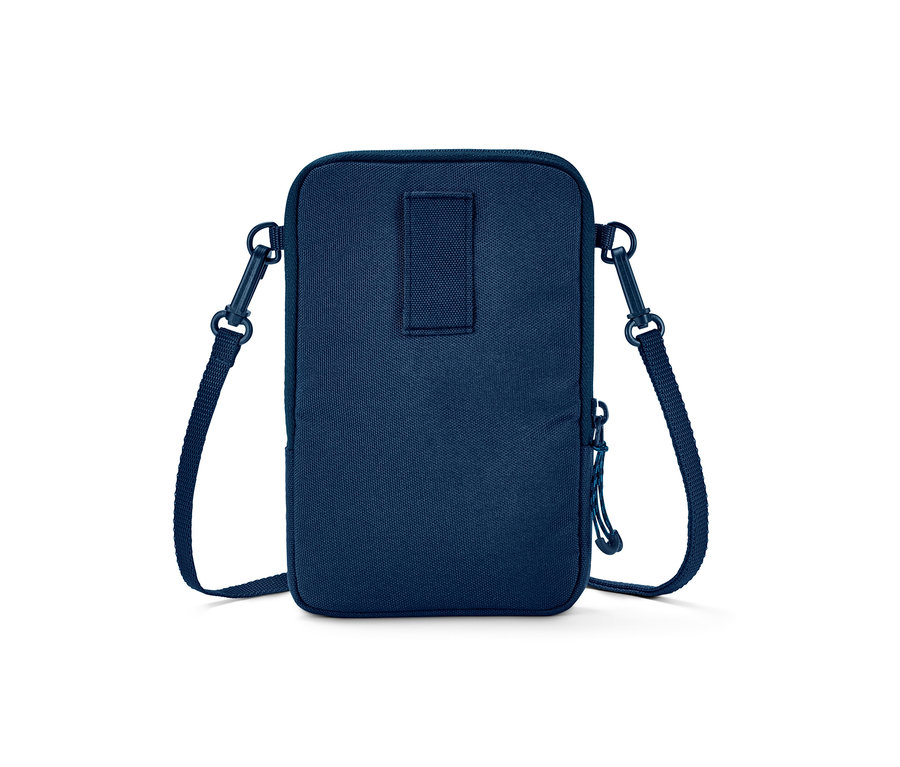 Blaue Umhängetasche mit Riemen.