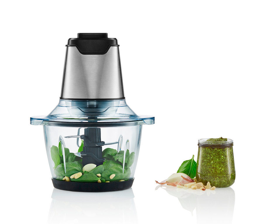 WILFA Multizerkleinerer »MC3B-400S« mit Basilikum, Knoblauch und Pinienkernen in Glasschüssel, neben einem Glas Pesto.