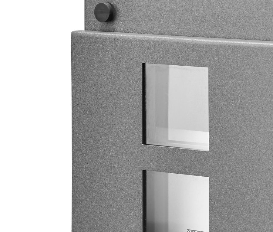 Detailansicht eines anthrazitfarbenen AMARE Briefkastens mit Zeitungsfach.