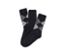 Drei Paar schwarze Socken.