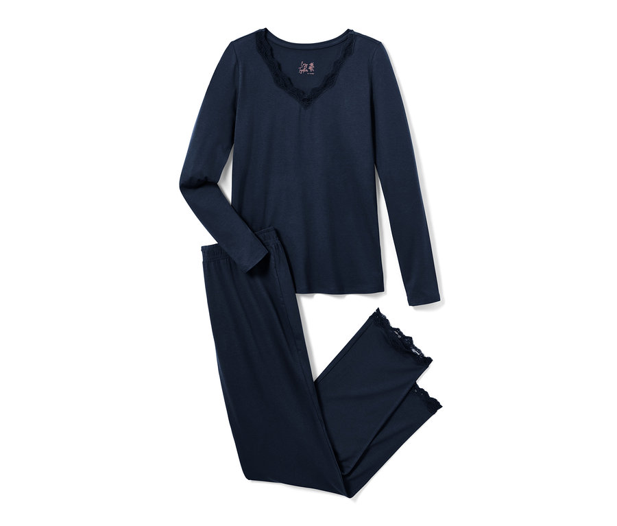 Dunkelblauer Pyjama mit Spitzenbesatz liegt auf einem weißen Hintergrund.