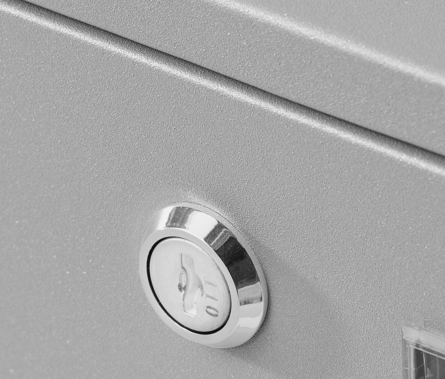 Detailansicht eines grauen AMARE Briefkastens mit Zeitungsfach und Schloss.