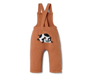 Eine braune Baby-Latzhose mit einem aufgenähten, liegenden Schwein.