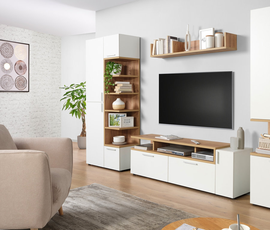 Wohnzimmer mit beigem Sessel und Vitrine »Nonza« Möbel.