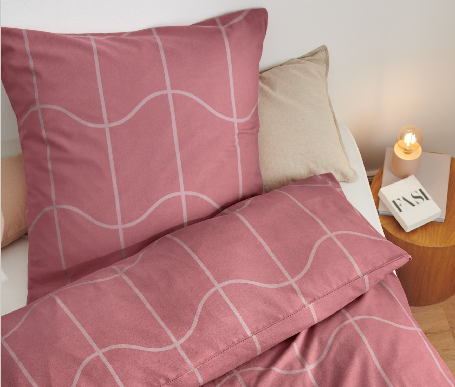 Nahaufnahme eines Bettwäsche-Sets mit Karomuster. Das Set enthält einen Kissenbezug und einen Bettbezug. Erhältlich in verschiedenen Größen, darunter Normalgröße und Doppelgröße.