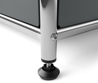 Detailansicht eines grauen Metall Schranks CN3 mit verstellbarem Fuss.